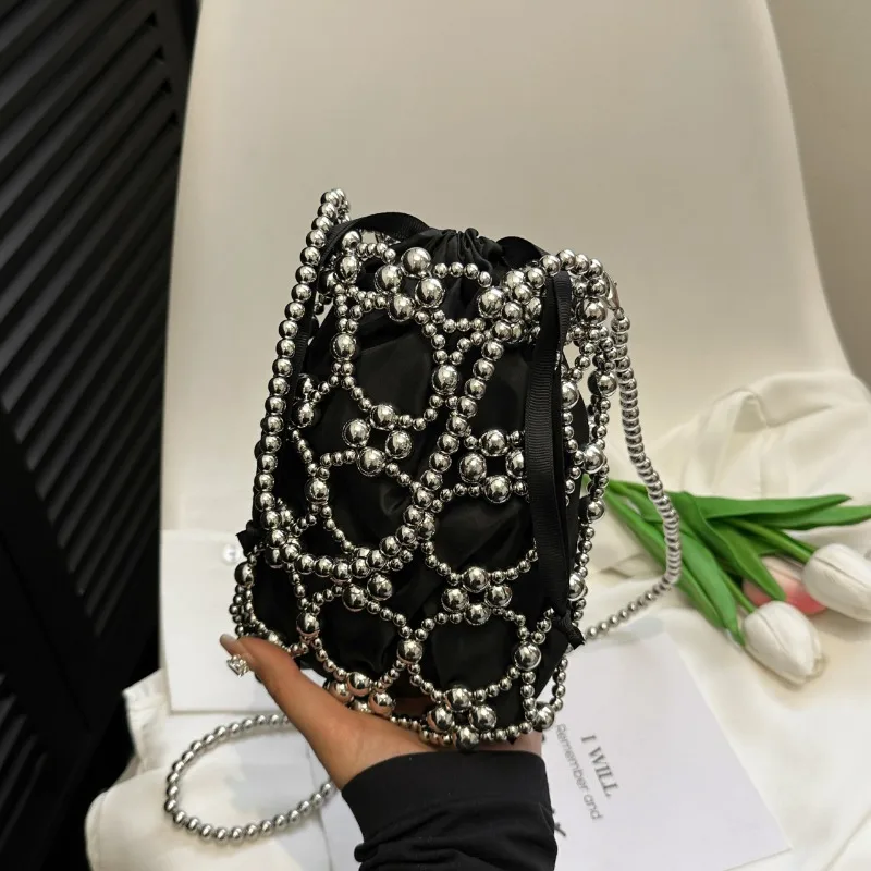 Perlenbesetzte weiße Eimer-Sch – Luxury Bags On Sales Bewertung und Preis